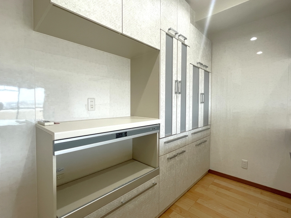キッチン収納棚。ご家族でも安心のでっかいサイズ！