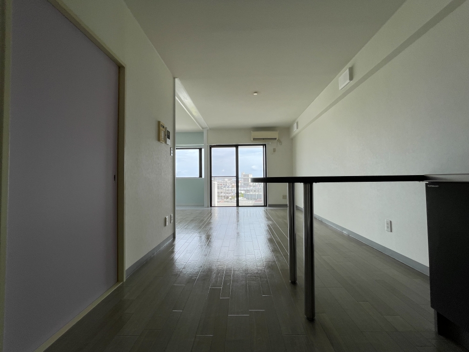 カウンター越しのリビングも広さを感じます。