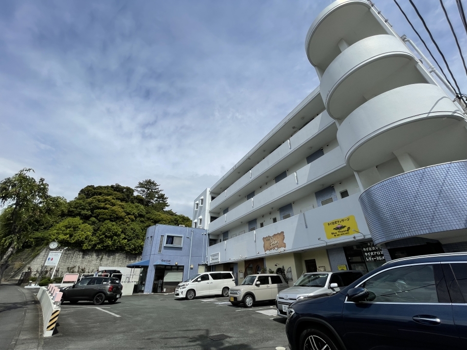 建物外観。1階にはフレンチ料理や床屋さんなどの店舗がある。