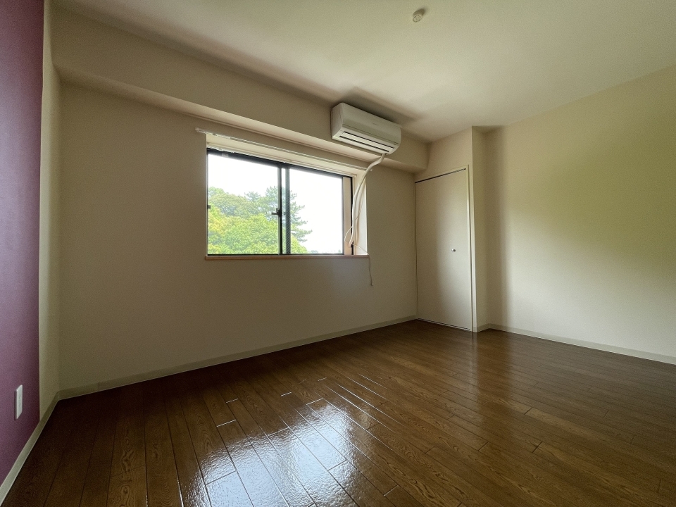 6帖の洋室にも腰窓が付いています。エアコンも完備。