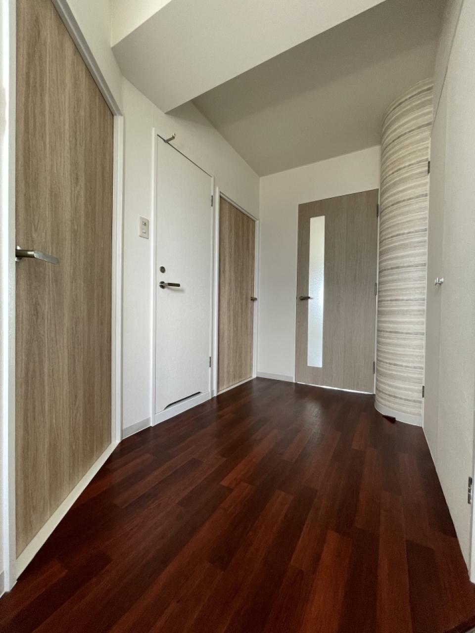 玄関先からドアがいくつかあってそれぞれの部屋に入れます。