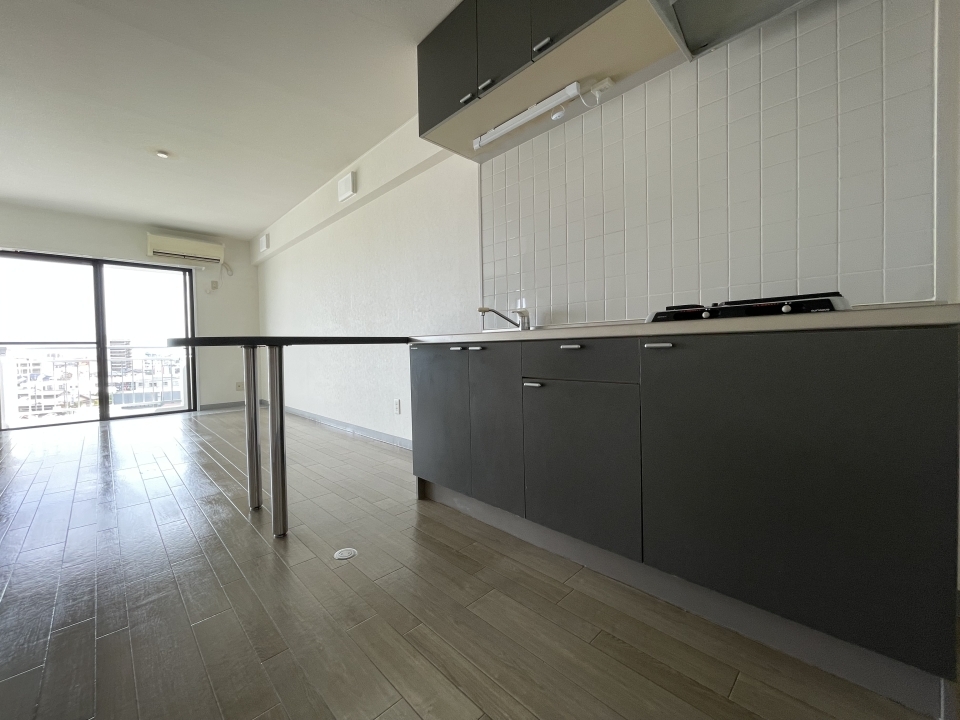 キッチンは対面ではないですが、カウンターが付いています。