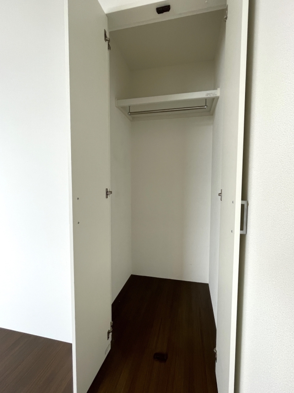 こちらにはコンパクトサイズの収納付き