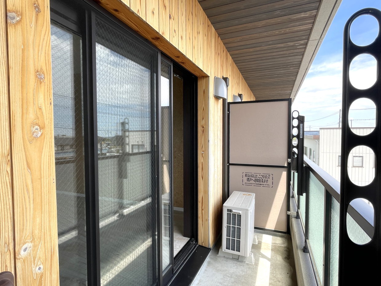 バルコニーには屋根あり