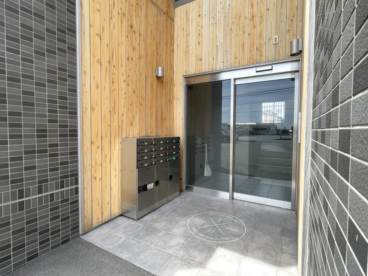 エントランス。オートロック、宅配ボックス付き