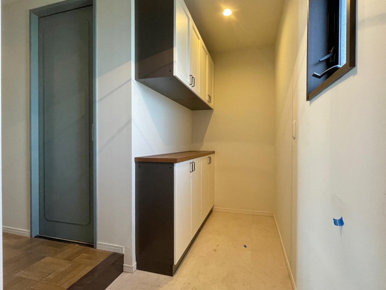 玄関。広々と奥に長い、荷物も置けるシューズクローゼット付です