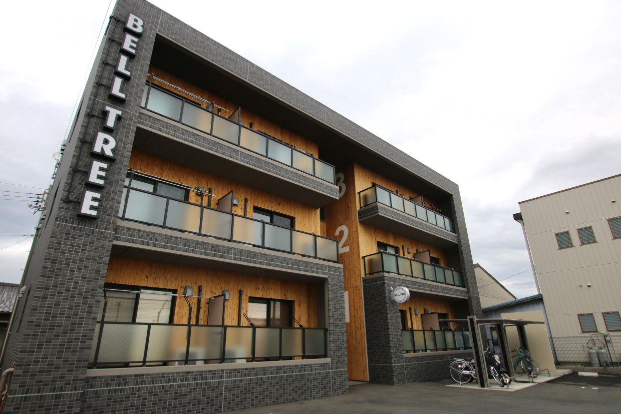 外観の外壁には天竜杉を使用