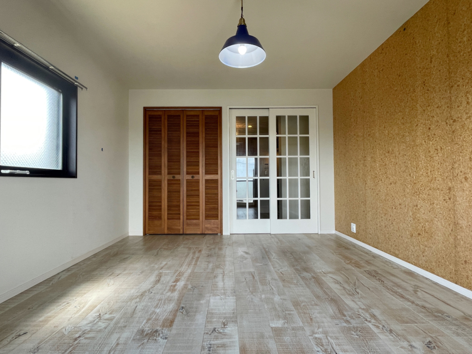 ガラスの格子扉に木のクローゼット。サーファーズハウスのような雰囲気