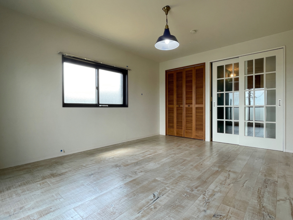 ホワイトの塗装を施したオークのフロア