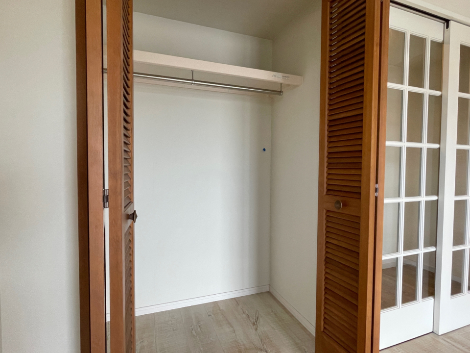 クローゼットはハンガーパイプ付き