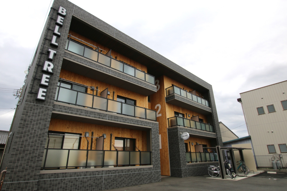 外観の外壁には天竜杉を使用