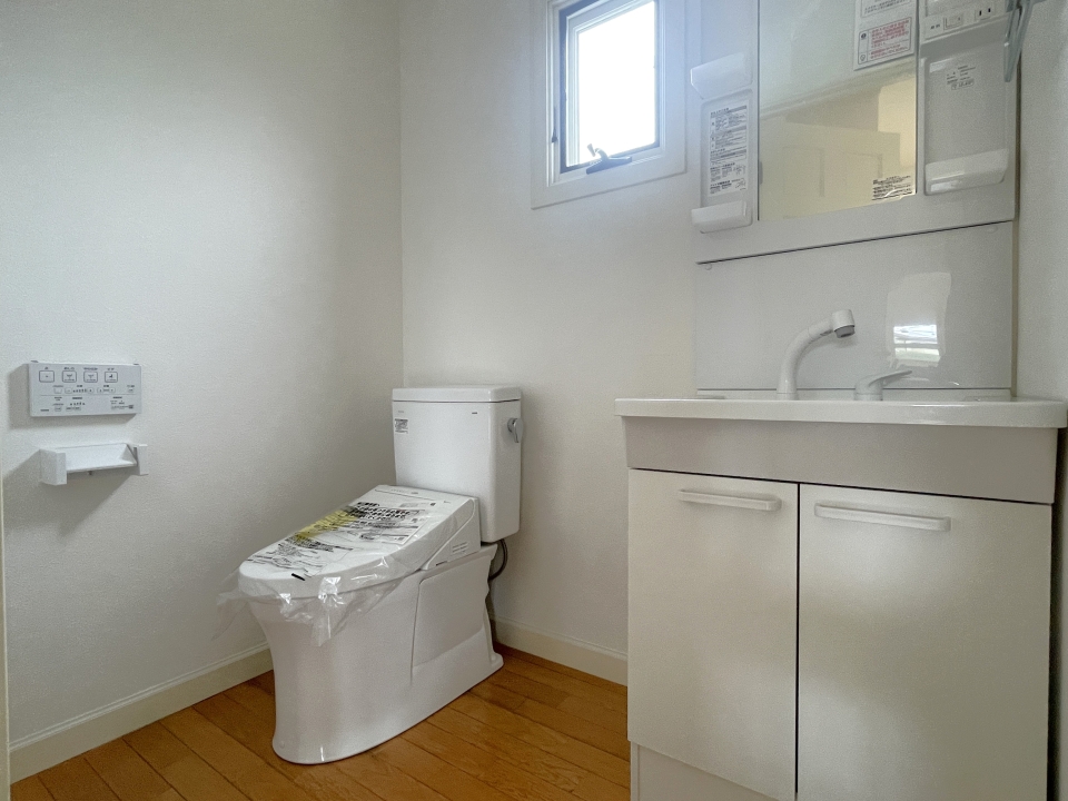 1階トイレはこちら。トイレの手洗いが独立洗面台付きとは豪華。