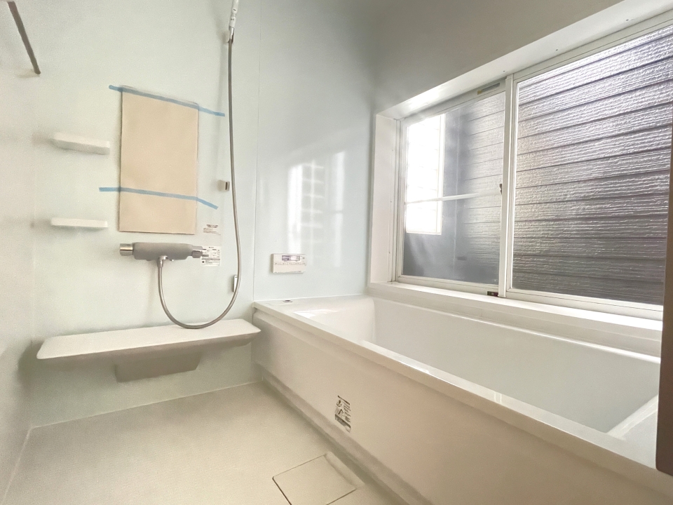 お風呂。窓の先には&hellip;