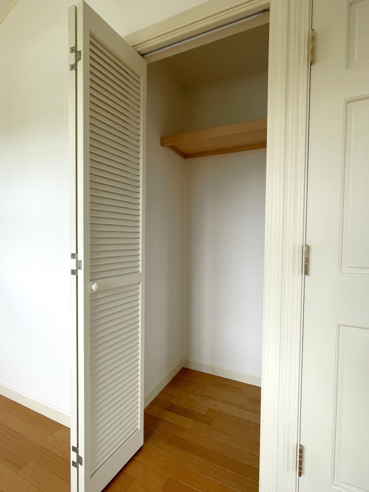 コンパクトサイズのクローゼット付き。