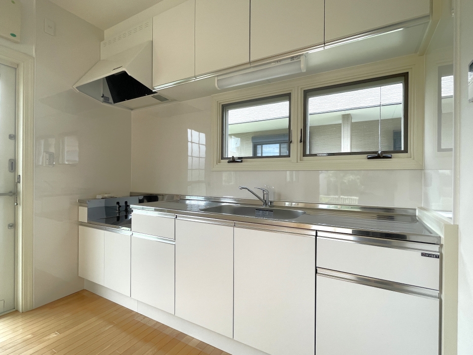 真っ白なキッチン。目の前に窓があるのも嬉しいポイント。