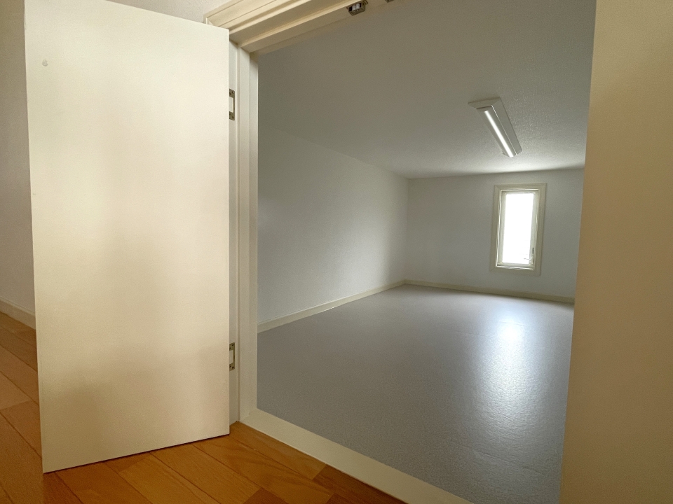 まだまだ収納あります。こちらは納戸。窓付きが嬉しいです。