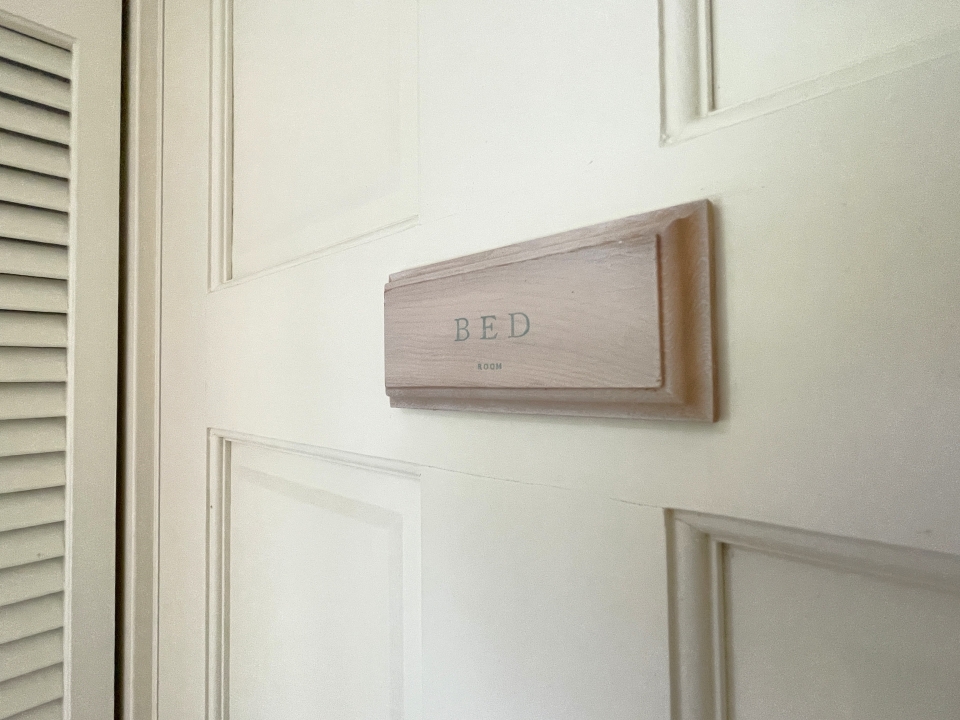 1階洋室。プレートが可愛い。