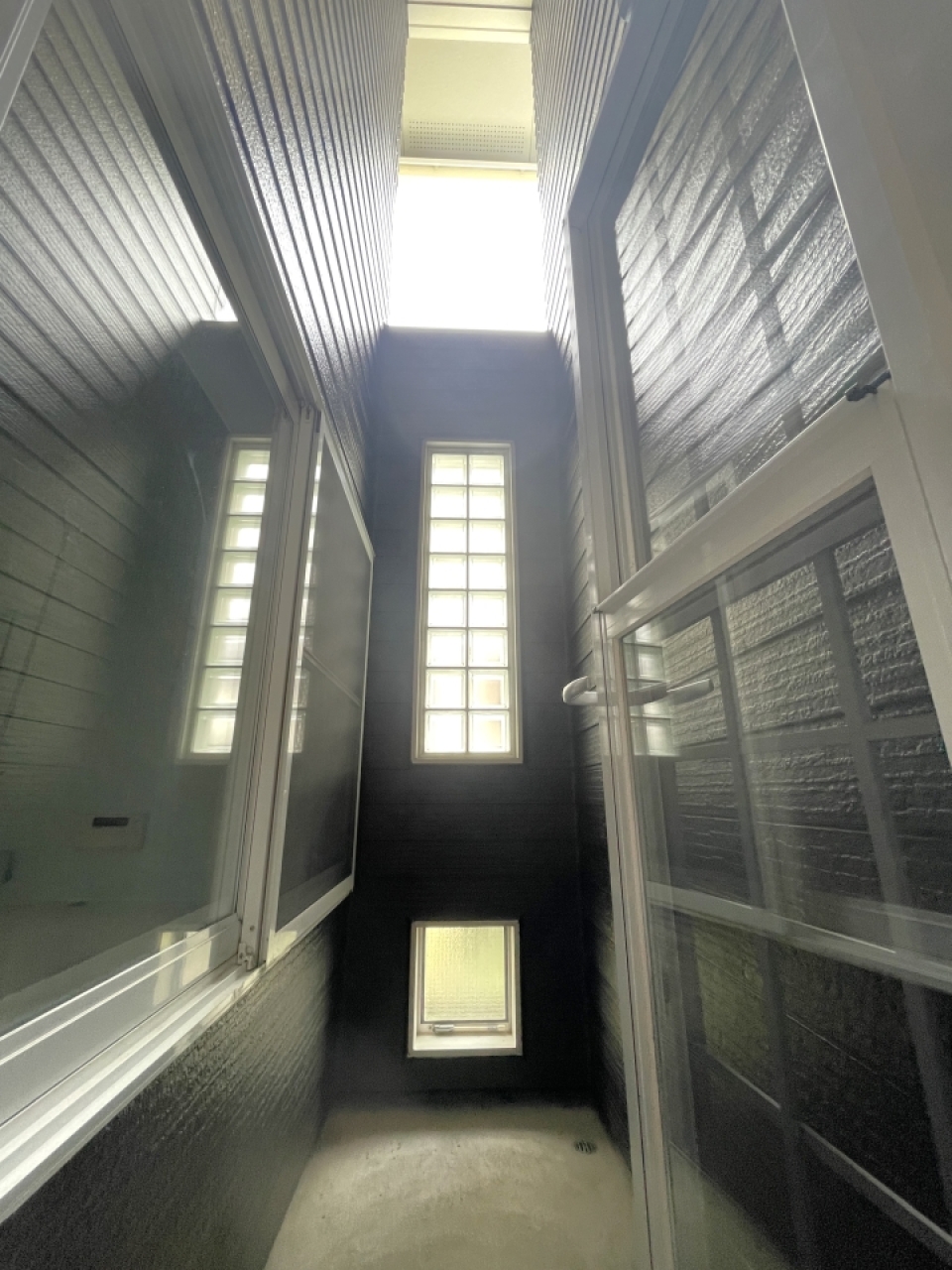 こんなスペースが。緑を置いたりして、露天風呂感覚でバスタイムを楽しめます。