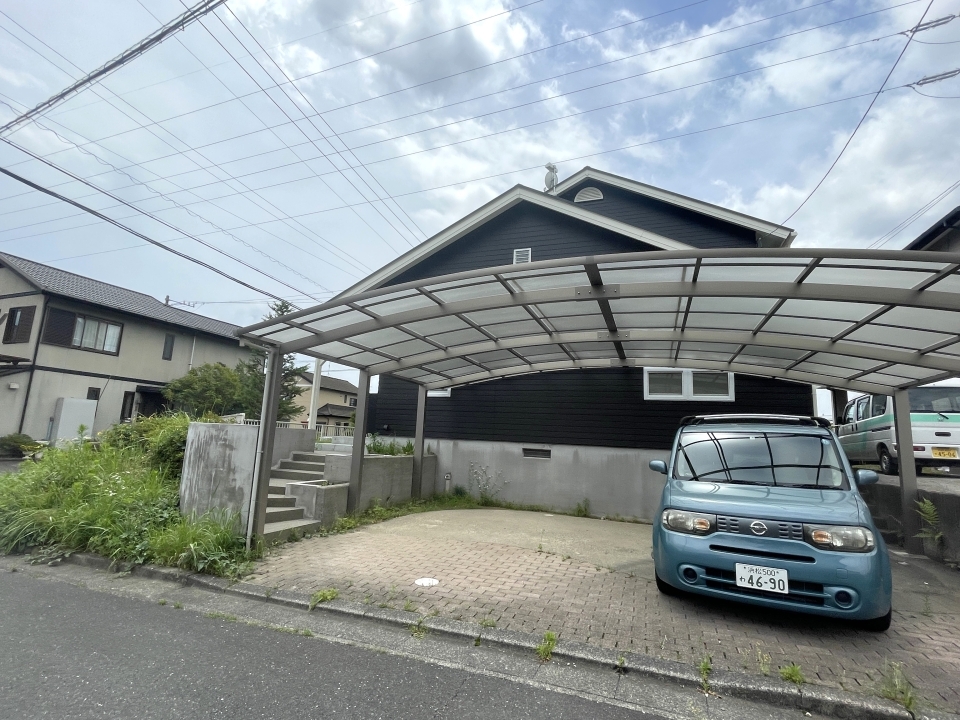 カーポート付きの駐車場です。2台駐車可能です！