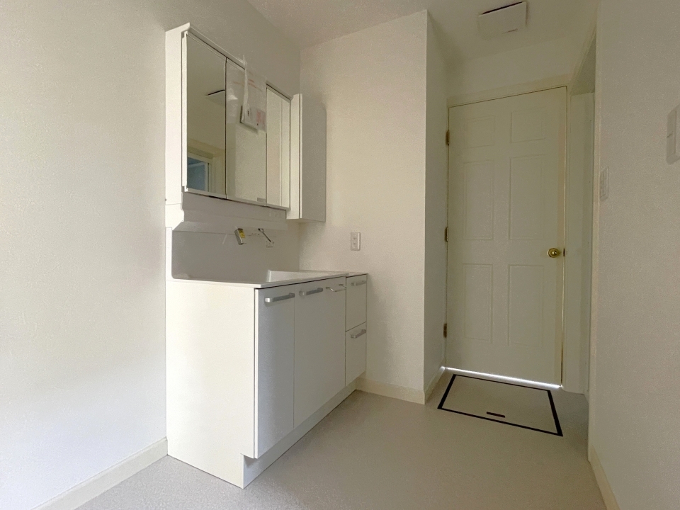 LDK、寝室から行き来可能な洗面所。