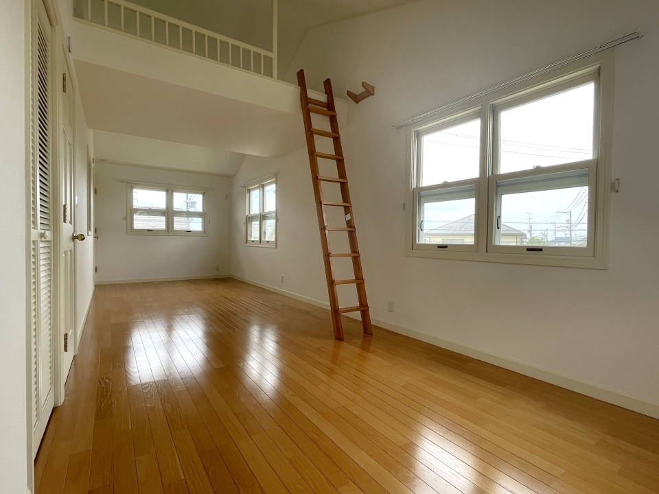 2階15畳の洋室。左右の扉から入ることができます