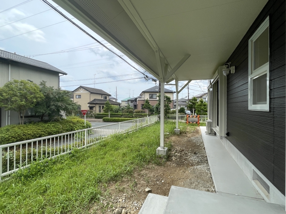 専用庭はこちらです。お花を置いても似合いそう。