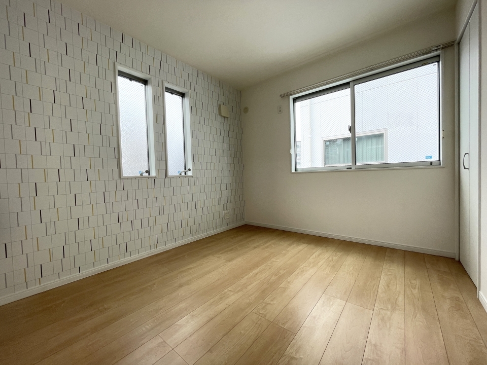 2F 5.2帖 洋室。可愛らしい壁紙に窓が大きく明るい印象のお部屋。