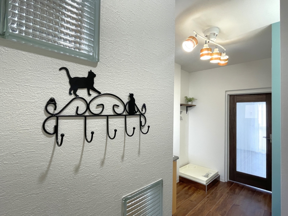 玄関を開けたらネコちゃんがお出迎えしてくれます