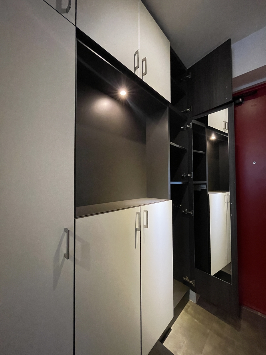 玄関横には収納や姿見も完備