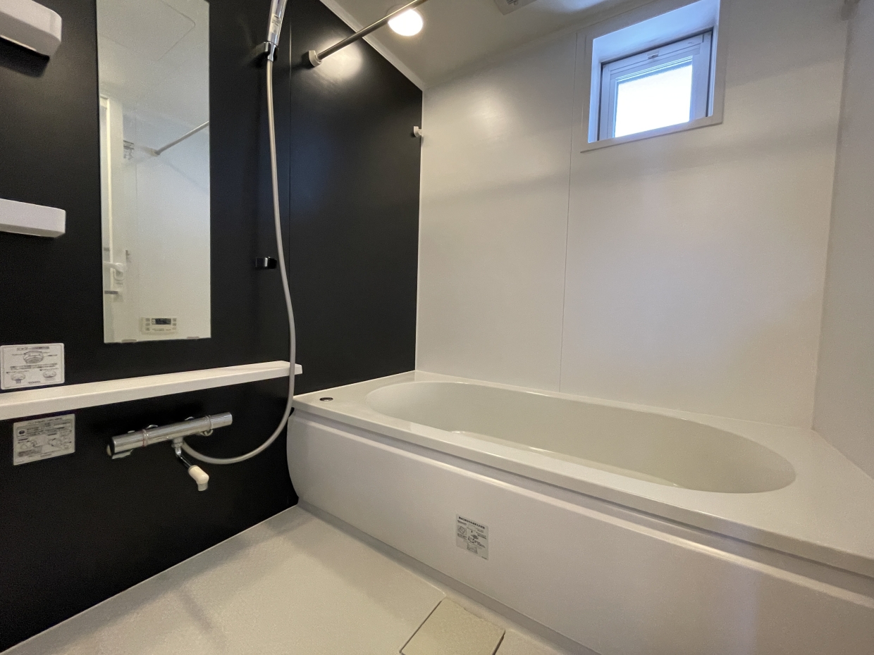 お風呂はこちら。小窓があるのが嬉しい！