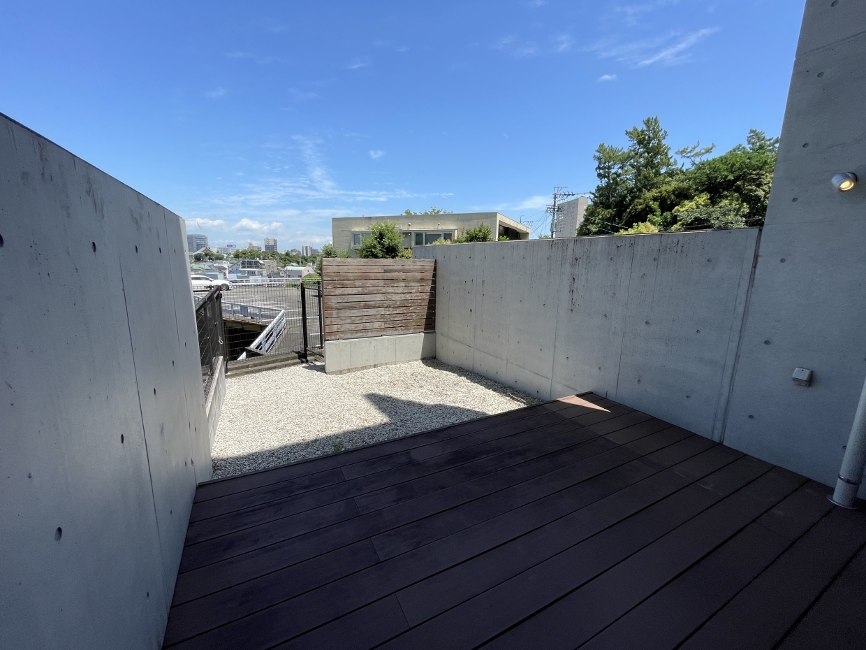 バルコニーで愛犬と遊ぶ姿、想像してみてください。