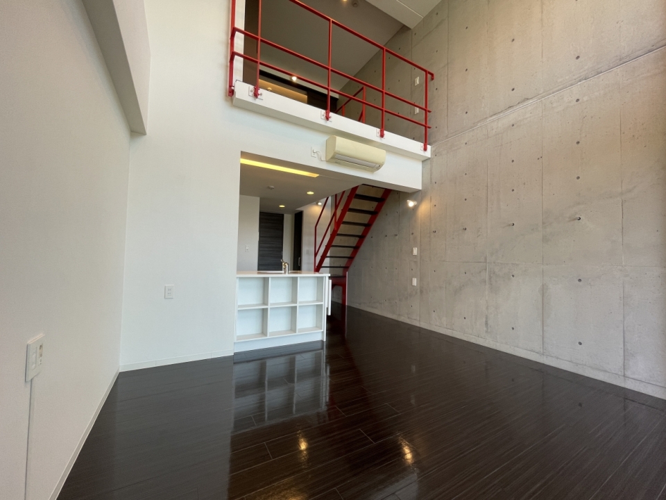 2階部分が吹き抜けになっているので天井が高いんです。