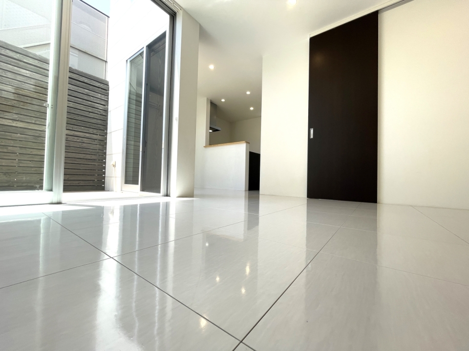 白いタイルのフロアが高級感あるLDK