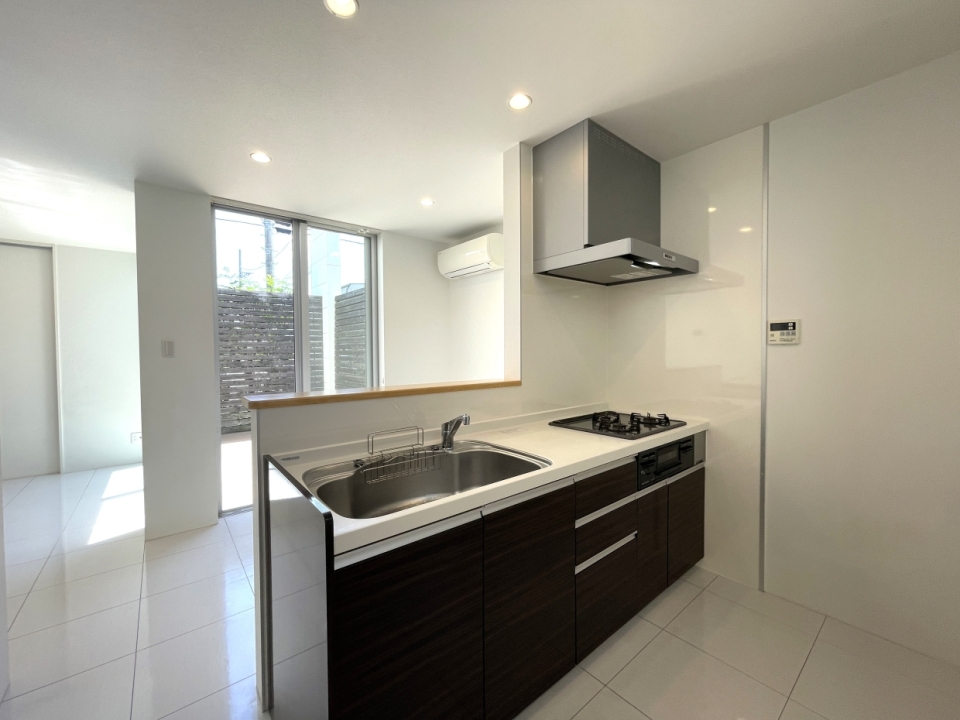 ウッドデッキからの光で明るい