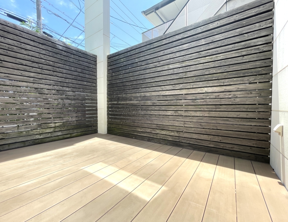 ウッドデッキで日向ぼっこ