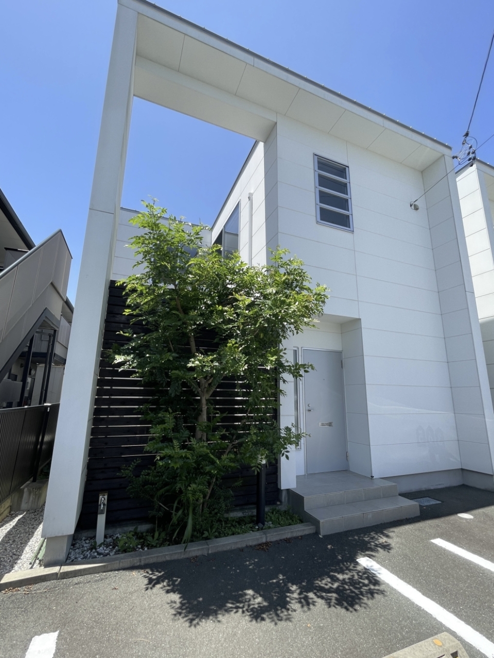 青空に映える白いキューブ