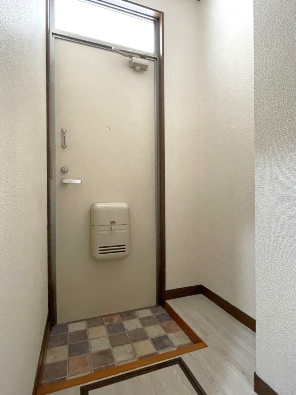 靴箱のないすっきりとした玄関。靴の量に合わせたシューズボックスを置きましょう。