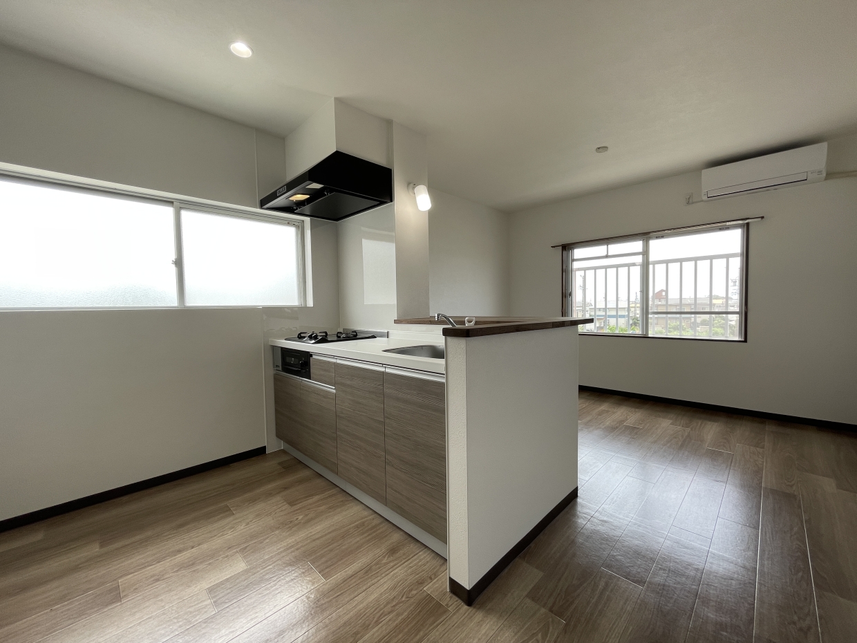 キッチンスペースも広いので、食器棚も置けそう。