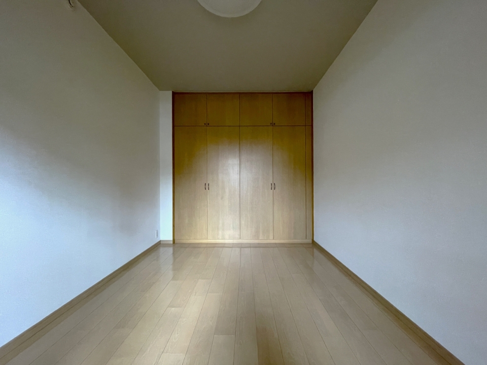 明るさが差し込む洋室