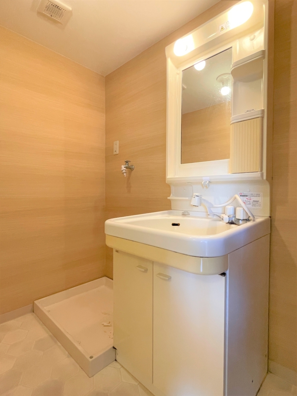 木の雰囲気が温かい洗面所