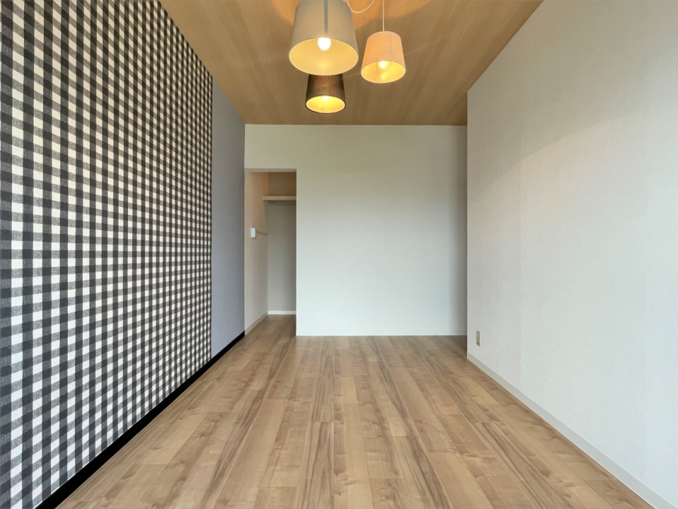 7帖の洋室。ギンガムチェック柄がかわいい！