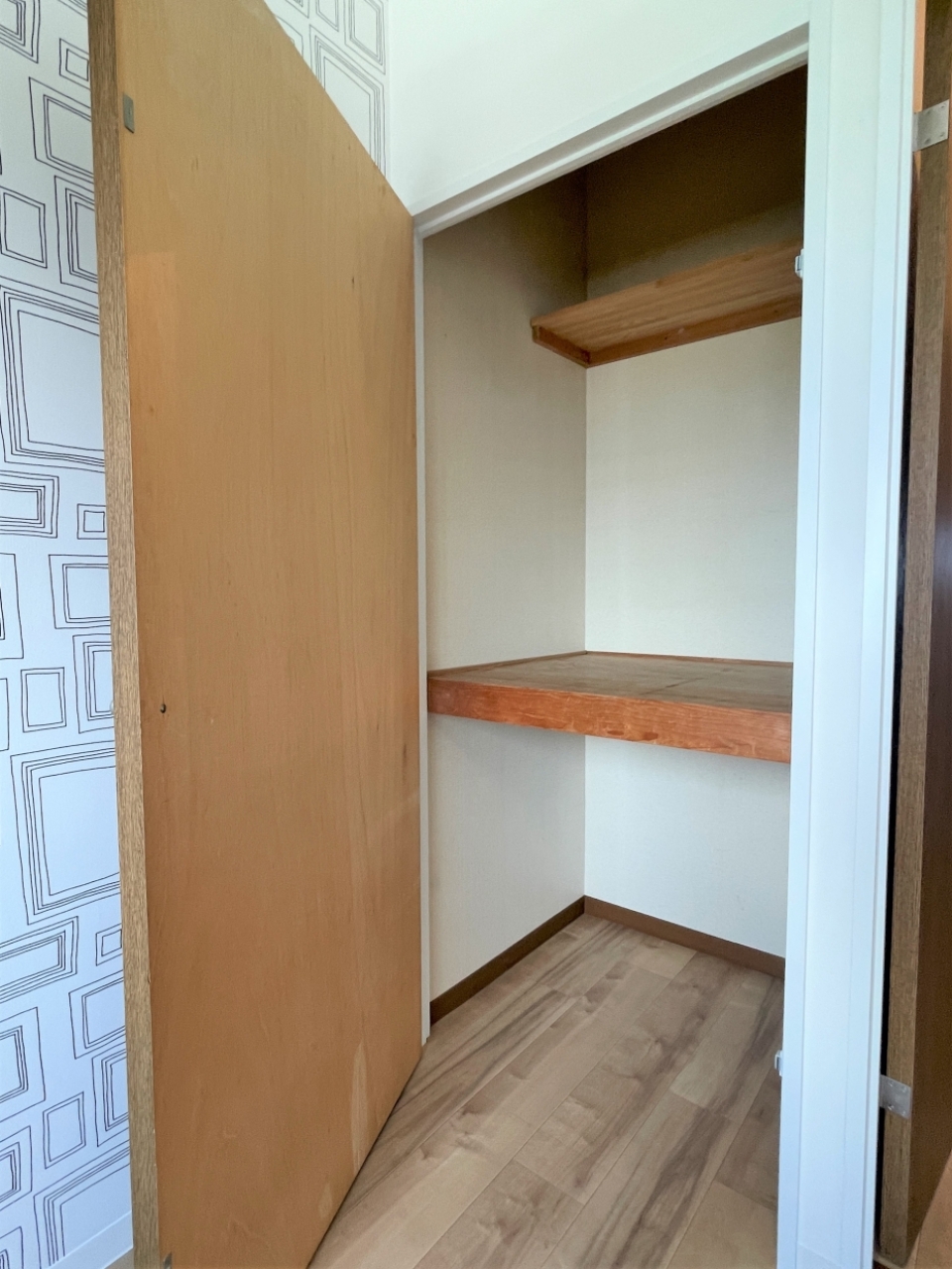 コンパクトサイズの収納付きです