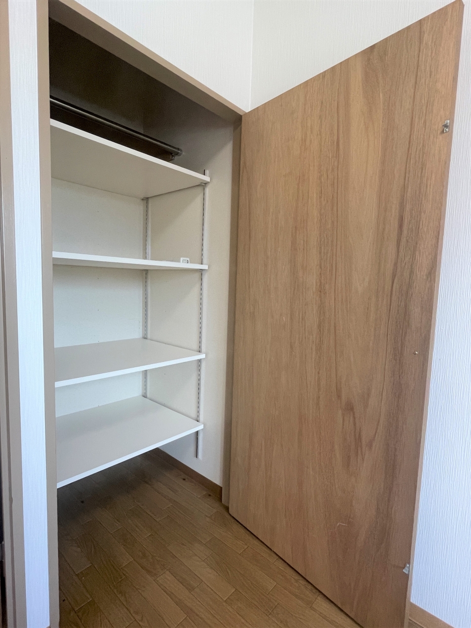 可動式の収納棚付きが便利！