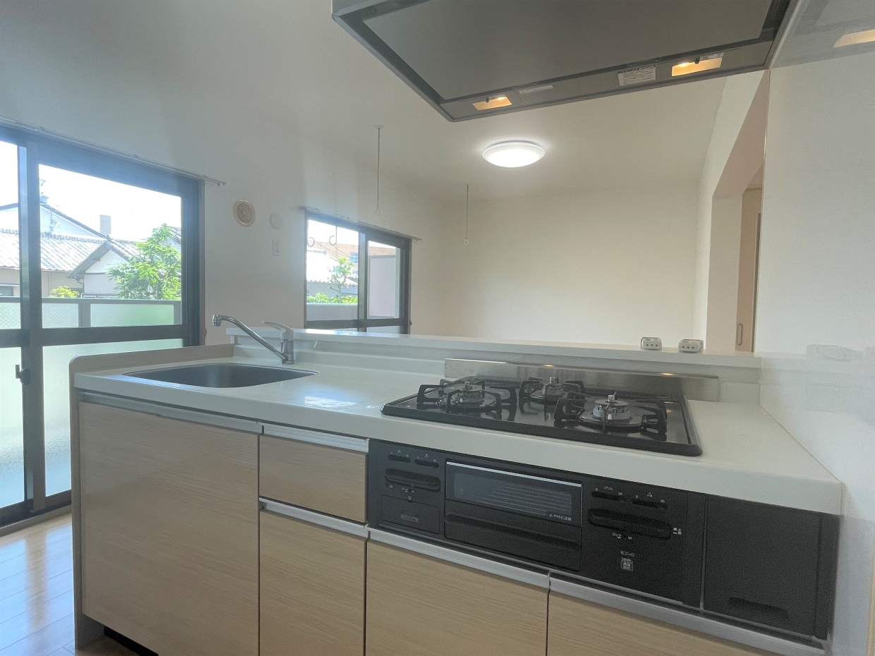 人気の対面キッチン。3口コンロに、魚グリルまで◎