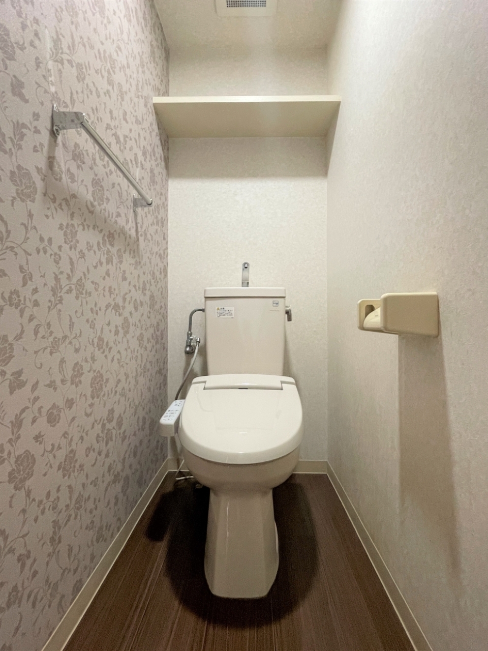 清潔感のあるトイレ。棚付きも便利！