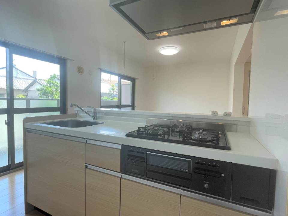 人気の対面キッチン。3口コンロに、魚グリルまで◎