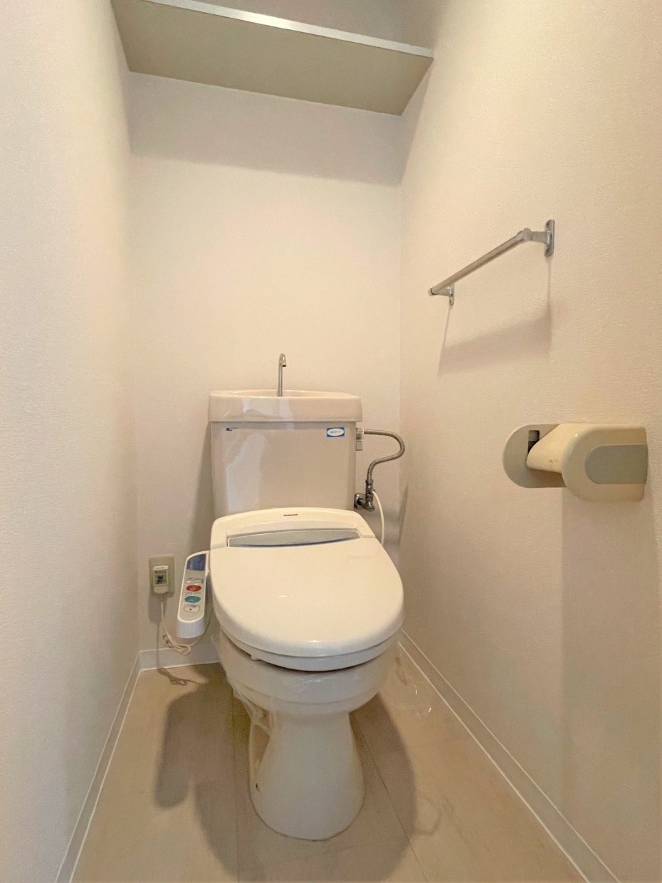 トイレには棚付きで便利！