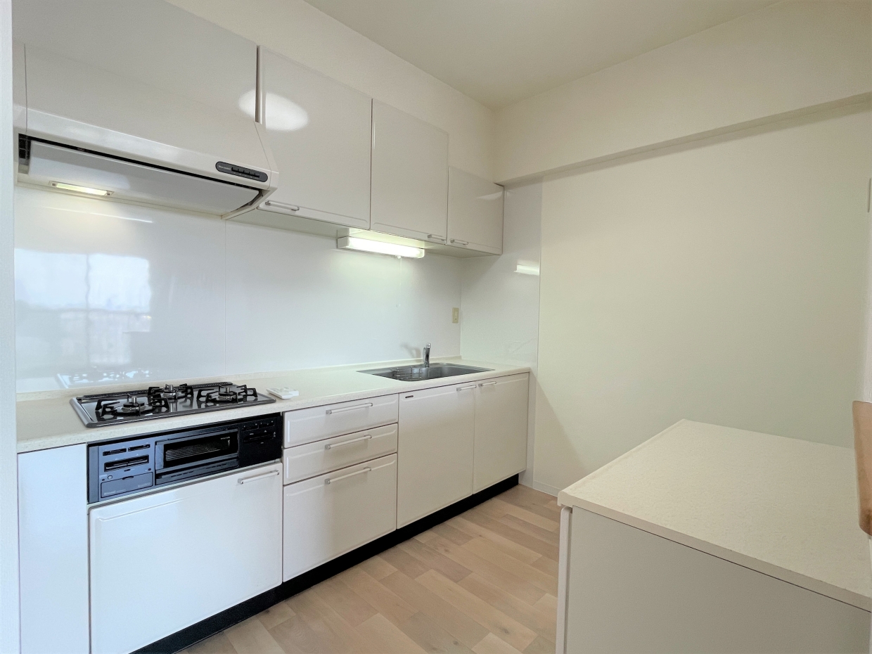 キッチンは白が基調