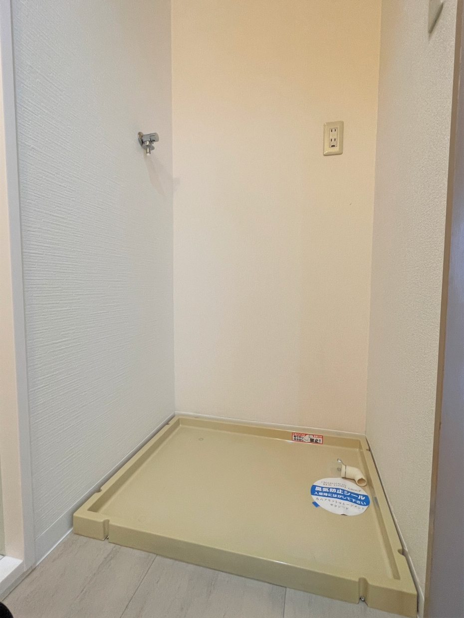 その後ろに洗濯機置き場があります