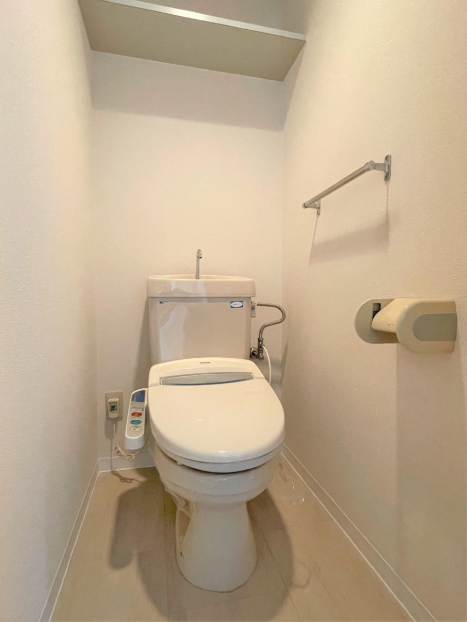 トイレには棚付きで便利！